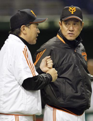 練習中に岡崎ヘッドコーチ（左）と話す巨人・原監督