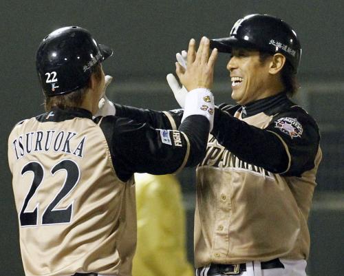 ５回、鶴岡（22）に迎えられ笑顔を見せる、満塁本塁打を放った日本ハム・稲葉