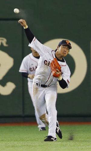 ６回中日１死三塁、和田の中飛を本塁へ好返球する巨人・長野