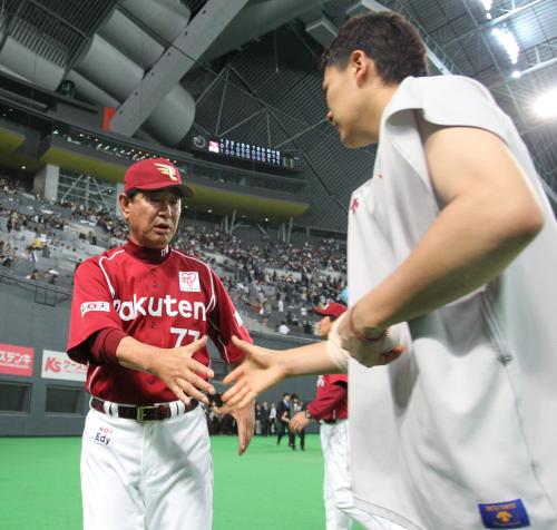 ＜日・楽＞試合後、勝利投手の田中（右）と握手する星野監督