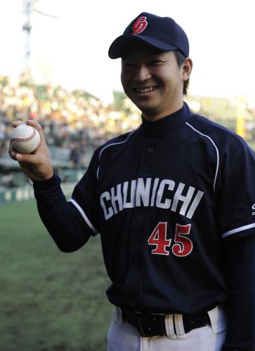 プロ初勝利を挙げ、ウイニングボールを手に笑顔の中日・田島