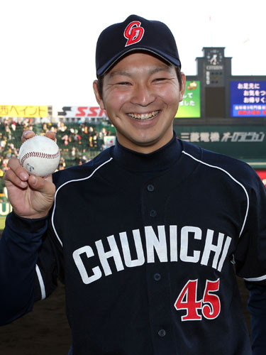 ＜神・中＞好救援でプロ初勝利を挙げた田島はウイニングボールを手に笑顔