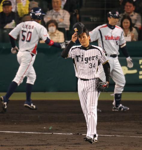 ＜神・ヤ＞６回２死一、三塁、阪神・久保は川端に勝ち越し打を打たれガックリ