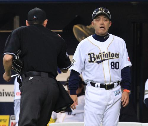 ＜オ・ソ＞７回表２死一塁、渋い表情で投手交代を告げる岡田監督
