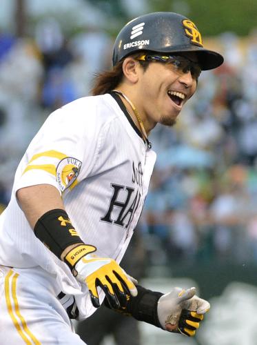 ８回、右越えに満塁本塁打を放ち、笑顔で３塁を回るソフトバンクの松田