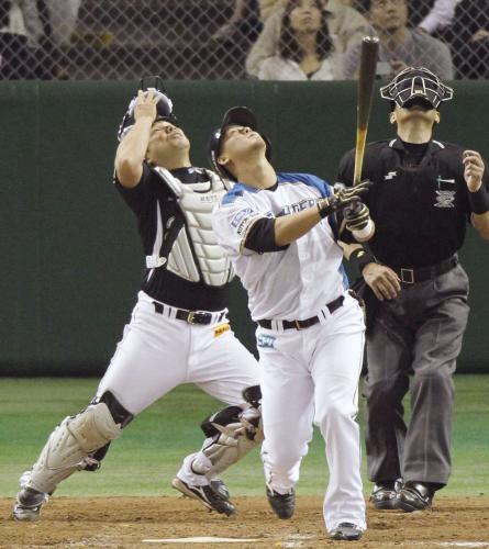 ８回日本ハム１死満塁、捕邪飛に倒れる中田。捕手里崎