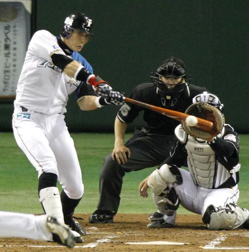 １回日本ハム１死三塁、糸井が遊撃に同点内野安打を放つ。捕手里崎
