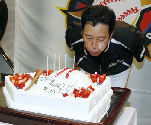 51歳の誕生日に報道陣からケーキを贈られ、ろうそくの火を吹き消す日本ハムの栗山監督