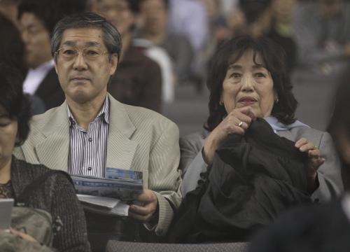 ＜日・ロ＞稲葉の父・昌弘さん（左）と母・貞子さん