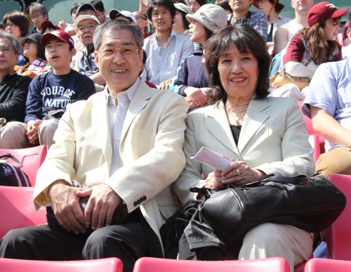 ＜楽・日＞ネット裏席から観戦する稲葉の父・昌弘さんと母・貞子さん