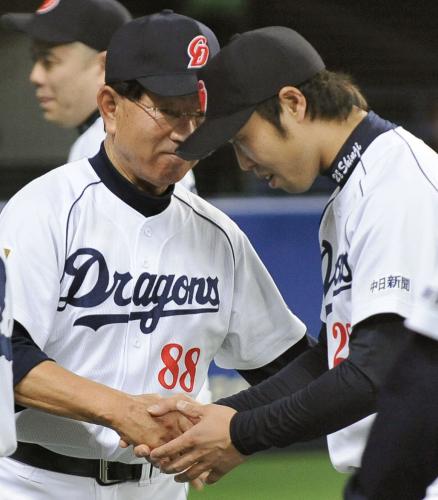 ＤｅＮＡ戦で２勝目を挙げ、高木監督（左）と握手する中日・岩田