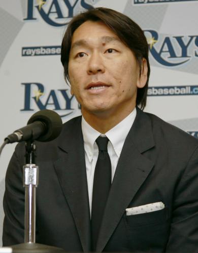 米大リーグのレイズとマイナー契約を交わし、記者会見する松井秀喜外野手
