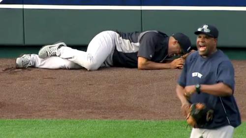 打撃練習の打球を追い、右膝をひねって倒れるヤンキースのリベラ