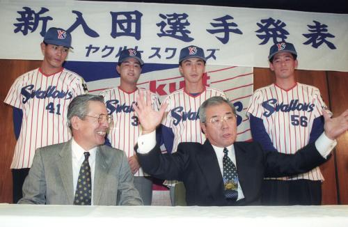１９９４年12月、ヤクルトに新入団した宮本慎也（後列左から３人目）。前列右は野村監督