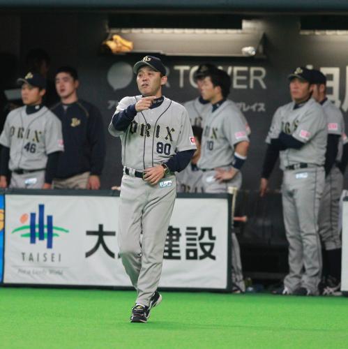 ＜日・オ＞６回、後藤の二塁打の打球のビデオ判定を要求する岡田監督