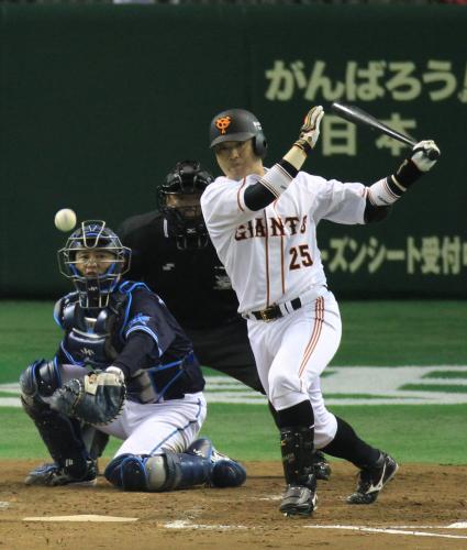 ＜巨・Ｄ＞３回２死二塁、巨人・村田は中前適時打を放つ
