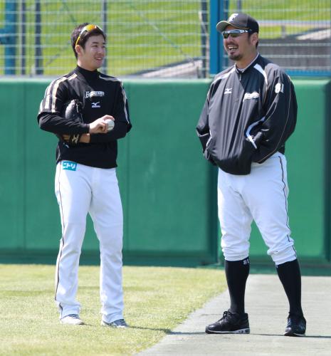 ＜日・西＞試合前の練習で談笑する斎藤（左）と吉井コーチ