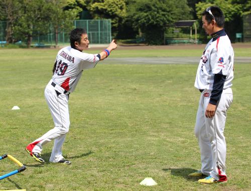 練習中、パ・リーグ打者の特徴を話し合う石川（左）と館山