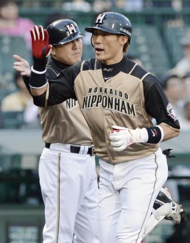 １回、先頭打者本塁打を放ち三塁を回る日本ハム・糸井