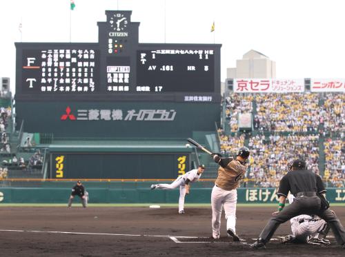 ＜神・日＞初回１死一塁、日本ハムの中田は左前打を放つ