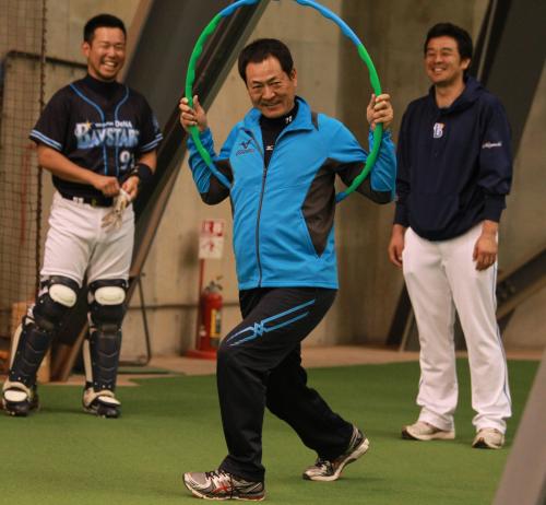 札幌の室内練習場でフラフープを手にポーズをとる中畑監督