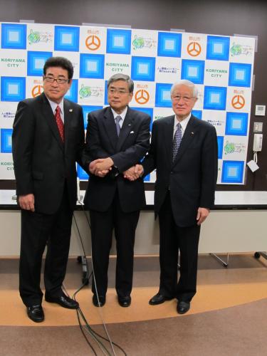 東日本大震災復興支援イベントの会見に出席した（左から）山本氏、原郡山市長、加藤コミッショナー