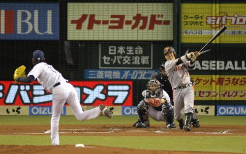 ＜西・巨＞２回無死、左中間に先制本塁打を放つ巨人・村田