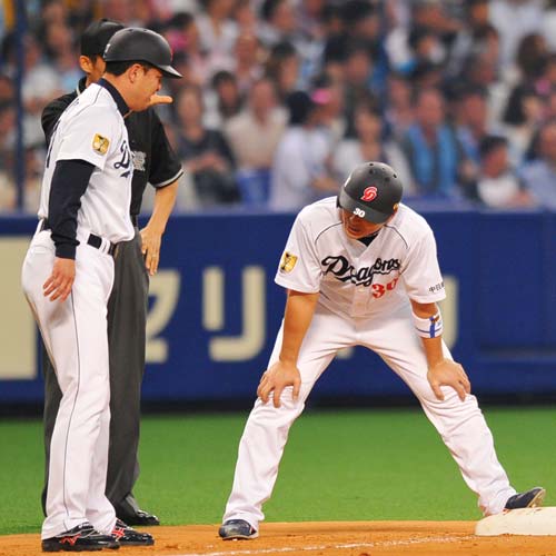 ＜中・ソ＞３回１死一、三塁、和田の左越え二塁打で中日の一塁走者・森野は三塁でストップ。左は渡辺三塁コーチ