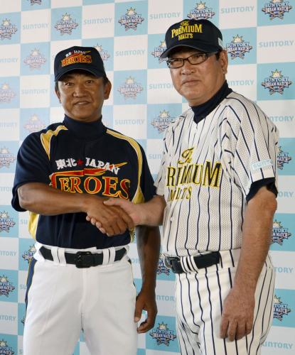山本浩二氏（右）と握手するの「東北・ジャパン　ヒーローズ」を指揮する田尾安志氏