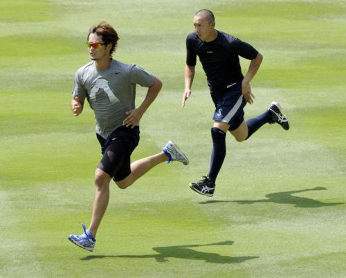 試合前の練習で、マリナーズ・川崎（右）と一緒に走るレンジャーズのダルビッシュ