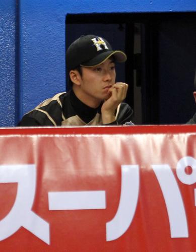 ＜ヤ・日＞４回３失点で降板した斎藤は、ベンチから試合を見る