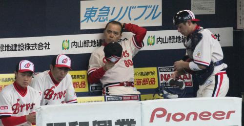 ＜オ・巨＞オリックス・岡田監督（右から２人目）は巨人にリードを許し厳しい表情で試合を見つめる