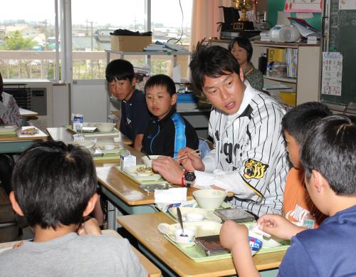 宮城県岩沼市立玉浦小学校を訪問し、子供らの質問に答えながら給食を一緒に食べる阪神・新井