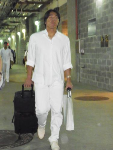 チームそろいの全身白い衣装で球場を後にする松井