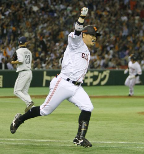 ９回１死一、二塁、中前にサヨナラ打を放ち、一塁に向かう巨人・村田。