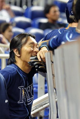 マーリンズ戦の９回、代打で二塁打を放った後生還し、笑顔を見せるレイズ・松井