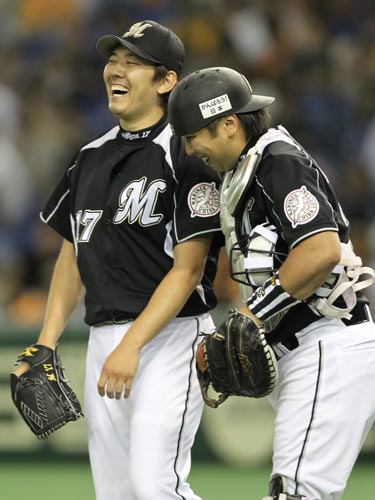 ＜巨・ロ＞１点差に迫られなおも２死二塁のピンチで村田を投手ゴロに打ち取り笑いが止まらない成瀬（左）と里崎