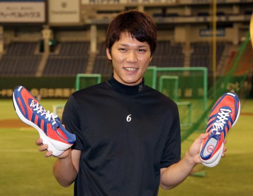 ＜巨・ロ＞サッカー日本代表の香川から贈られたシューズを手に笑顔の坂本