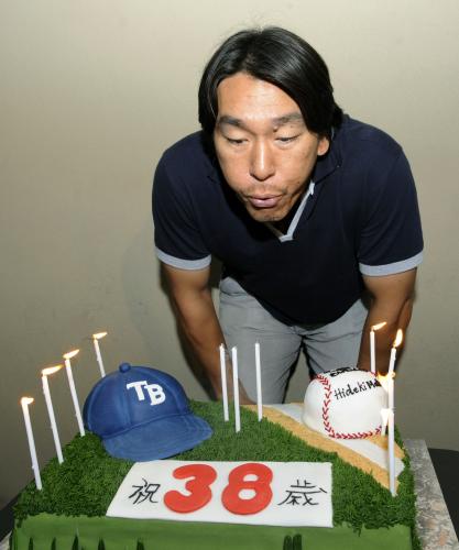 38歳の誕生日に報道陣からケーキを贈られ、ろうそくの火を吹き消すレイズ・松井