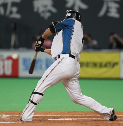 ＜日・巨＞７回無死、二塁打を放った日本ハム・中田