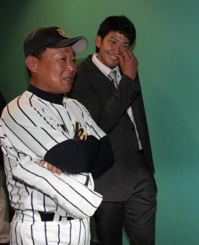 ＜東日本国際大・東海大＞試合後、横井監督（左）と話す東海大・菅野