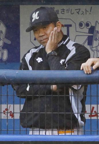 ９回、さえない表情で試合を見詰めるロッテ・西村監督