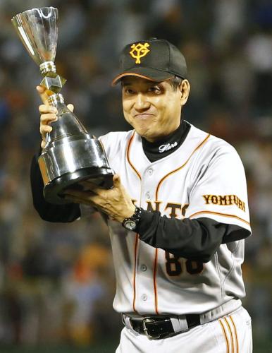 プロ野球交流戦でセ・リーグ球団初となる優勝を果たし、トロフィーを手に笑顔の巨人・原辰徳監督