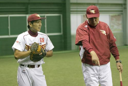 田淵ヘッドコーチにアドバイスを受ける岡島（左）