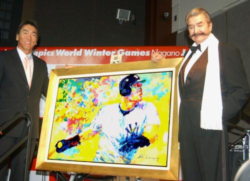 ２００４年４月、松井（左）を描いたアクリル画を披露する米国人画家リロイ・ニーマン氏
