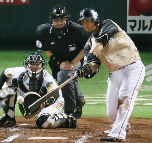 ７回日本ハム２死一、二塁、中田が右前適時打を放つ。捕手山崎