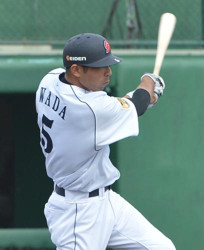 ＜中・広＞５回、１死一塁、和田は右中間に勝ち越し適時二塁打を放つ