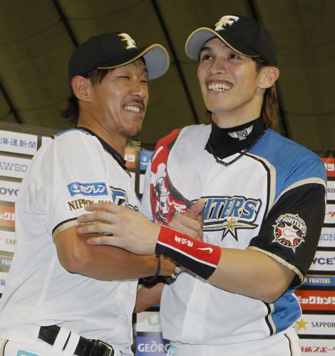 楽天に勝利し、お立ち台で笑顔で抱き合う、３勝目を挙げた日本ハム・八木（左）と陽岱鋼