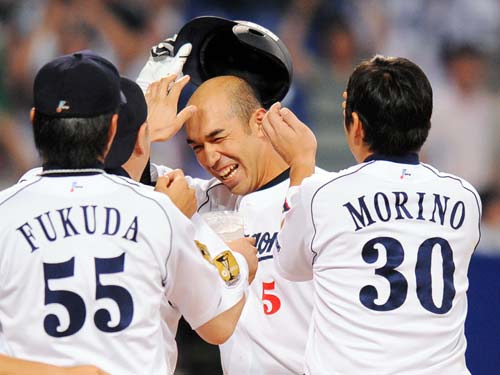 ＜中・Ｄ＞１０回、中日・和田は左越えサヨナラ本塁打を放ち笑顔で生還する