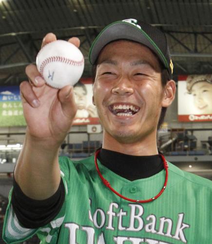 ウイニングボールを手に笑顔を見せる、プロ初登板で初勝利を挙げたソフトバンク・武田